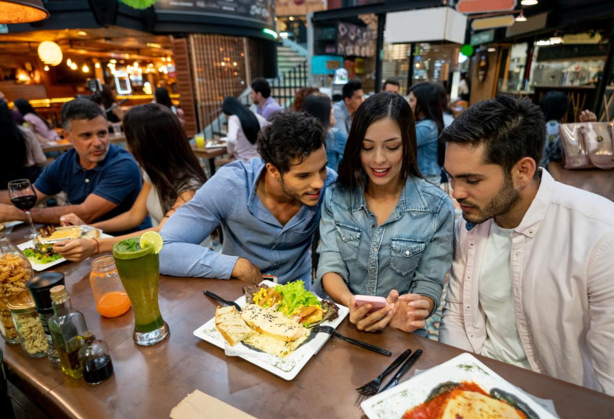woman using app to pay in restaurant (1)